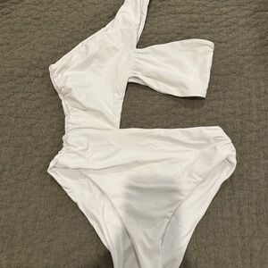 Aiko One Piece in white